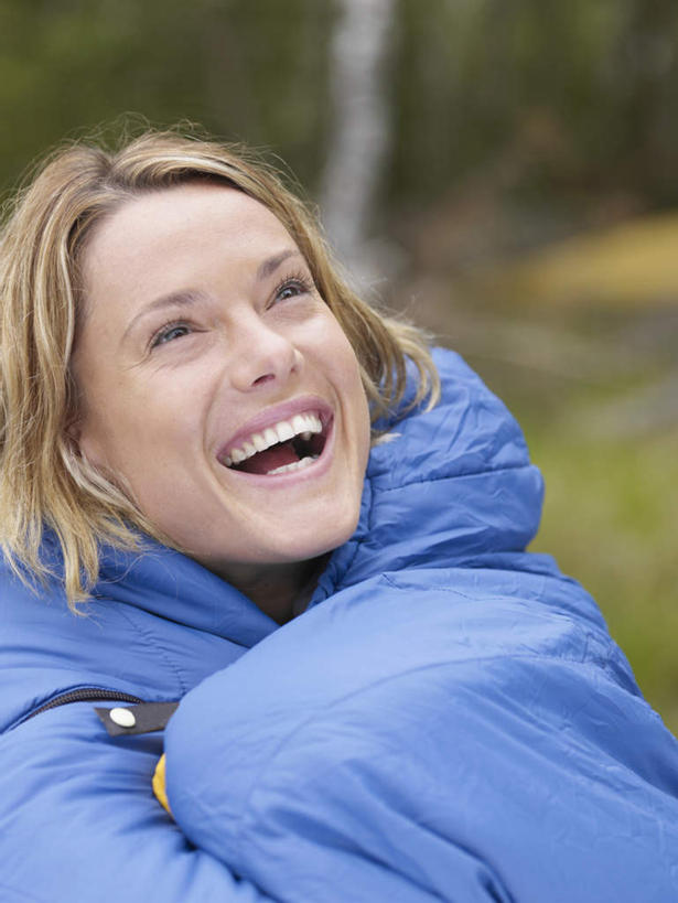 西方人,脸,头,脸颊,一个人,站,笑,微笑,露齿笑,竖图,室外,特写,白天,正面,草地,草坪,树林,植物,欧洲,欧洲人,仅一个女性,仅一个人,朦胧,模糊,包裹,注视,草,树,树木,蓝色,绿色,自然,观察,看,站着,仅一个中年女性,金色,生长,成长,观看,察看,关注,露营,睡袋,野营,宿营,快捷,方便,女人,女性,中年女性,白种人,头部,长发,卷发,脸部,脸蛋,面部,站立,半身,彩图