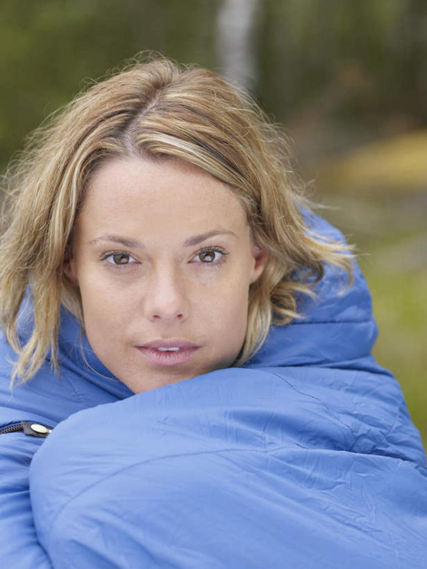 西方人,脸,头,脸颊,一个人,站,竖图,室外,特写,白天,正面,草地,草坪,树林,植物,欧洲,欧洲人,仅一个女性,仅一个人,朦胧,模糊,包裹,注视,草,树,树木,蓝色,绿色,自然,观察,看,站着,仅一个中年女性,金色,生长,成长,观看,察看,关注,露营,睡袋,野营,宿营,快捷,方便,女人,女性,中年女性,白种人,头部,长发,卷发,脸部,脸蛋,面部,站立,半身,彩图