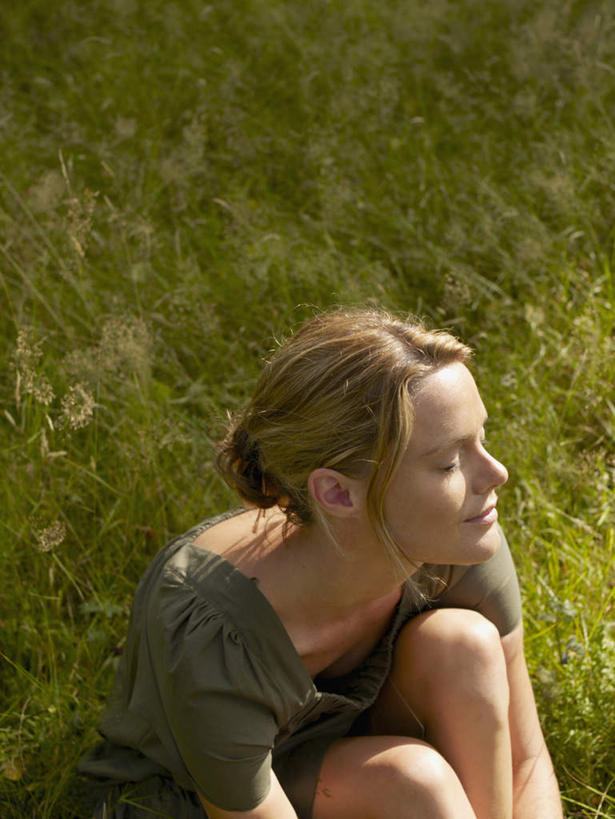 西方人,一个人,坐,闭眼,笑,微笑,竖图,俯视,室外,白天,裙子,草地,草坪,植物,欧洲,欧洲人,仅一个女性,仅一个人,阴影,连衣裙,光线,影子,草,绿色,阳光,仅一个中年女性,金色,盘发,女人,女性,中年女性,白种人,屈膝,闭眼睛,闭着眼,闭着眼睛,坐着,半身,彩图,高角度拍摄