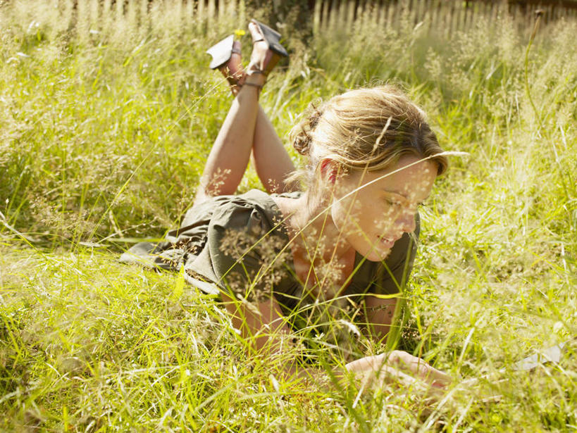 西方人,一个人,笑,微笑,横图,室外,白天,正面,裙子,草地,草坪,树林,植物,书籍,欧洲,欧洲人,仅一个女性,仅一个人,阴影,连衣裙,光线,影子,注视,草,树,树木,绿色,阳光,自然,打开,观察,看,趴着,仅一个中年女性,金色,生长,成长,观看,盘发,察看,开启,关注,翘起,女人,女性,中年女性,白种人,书,图书,趴,彩图,全身