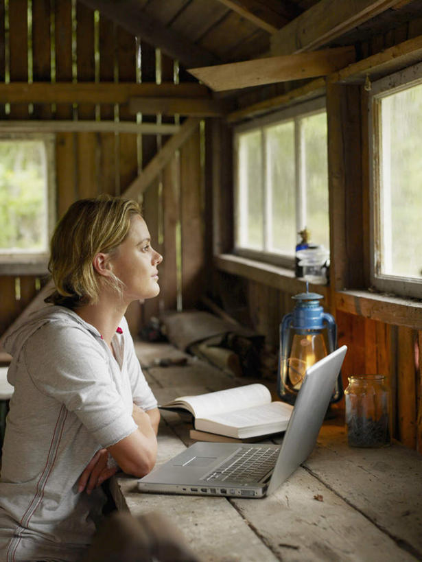 西方人,一个人,商务人士,商务女性,家,木屋,坐,竖图,室内,白天,侧面,电脑,笔记本电脑,窗户,桌面,桌子,书籍,照明,欧洲,欧洲人,仅一个女性,仅一个人,套装,服装,网络,木制,灯光,注视,休闲装,通讯设备,煤油灯,玻璃窗,住宅,灯,衣服,木制品,灯具,观察,看,仅一个中年女性,休闲,休闲服,金色,服饰,观看,盘发,照亮,察看,无线,照明设备,关注,通信设备,商务装,无线网络,无线上网,便携式电脑,工薪阶层,手提电脑,女人,女性,中年女性,白种人,白领,上班族,书,图书,坐着,半身,彩图,茅舍,茅屋,棚屋,小木屋,小屋,马灯