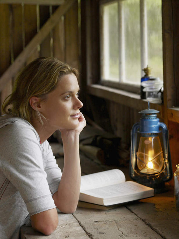 西方人,一个人,家,木屋,坐,笑,微笑,竖图,室内,白天,侧面,窗户,桌面,桌子,书籍,照明,欧洲,欧洲人,仅一个女性,仅一个人,撑,服装,木制,灯光,托腮,注视,休闲装,煤油灯,玻璃窗,住宅,灯,衣服,木制品,灯具,观察,看,托,仅一个中年女性,休闲,思考,休闲服,金色,服饰,观看,盘发,照亮,察看,照明设备,关注,托下巴,思虑,女人,女性,中年女性,白种人,书,图书,坐着,半身,彩图,茅舍,茅屋,棚屋,小木屋,小屋,马灯