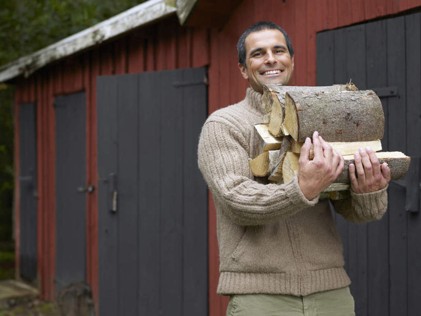 西方人,一个人,家,木屋,站,捧,笑,微笑,露齿笑,横图,室外,白天,正面,毛衣,植物,门,欧洲,欧洲人,仅一个男性,仅一个人,仅一个中年男性,木材,墙,屋顶,顶棚,注视,墙壁,墙面,住宅,木柴,树,树木,红色,绿色,灰色,自然,门框,观察,看,站着,木料,生长,成长,观看,察看,关注,线衫,柴禾,男人,男性,中年男性,白种人,端,端着,捧着,手捧,站立,半身,彩图,绒衣,套衫,套头毛衣,线衣,茅舍,茅屋,棚屋,小木屋,小屋,短发