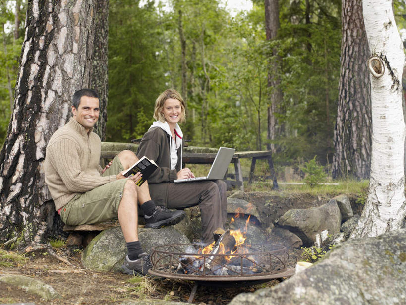 西方人,两个人,坐,捧,横图,室外,白天,侧面,爱情,电脑,笔记本电脑,草地,草坪,石头,树林,植物,书籍,欧洲,欧洲人,敲打,网络,木材,石子,浪漫,注视,输入,通讯设备,木柴,草,树,树木,绿色,自然,打开,打字,观察,看,温暖,温馨,恩爱,恋人,木料,生长,成长,观看,点击,敲击,和睦,察看,无线,篝火,开启,关注,通信设备,无线网络,无线上网,便携式电脑,柴禾,按键,手提电脑,男人,男性,女人,女性,中年男性,中年女性,白种人,情侣,书,图书,石块,岩石,端,端着,捧着,手捧,坐着,彩图,全身,伴侣,融洽