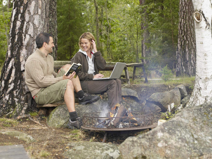 西方人,两个人,坐,捧,横图,室外,白天,侧面,爱情,电脑,笔记本电脑,草地,草坪,石头,树林,植物,书籍,欧洲,欧洲人,敲打,网络,木材,石子,浪漫,扭头,注视,输入,通讯设备,木柴,草,树,树木,绿色,自然,打开,打字,观察,看,转头,温暖,温馨,恩爱,恋人,木料,生长,成长,观看,点击,敲击,和睦,察看,无线,篝火,开启,关注,通信设备,无线网络,无线上网,便携式电脑,柴禾,按键,手提电脑,男人,男性,女人,女性,中年男性,中年女性,白种人,情侣,书,图书,石块,岩石,端,端着,捧着,手捧,坐着,彩图,全身,伴侣,融洽