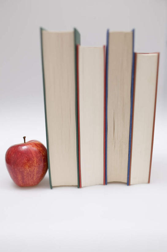 无人,竖图,室内,特写,白天,正面,桌面,桌子,苹果,书籍,水果,一排,新鲜,整齐,生食,食品,果实,四本,食物,排列,一个,红色,有机食品,绿色食品,单个,队列,书,图书,彩图