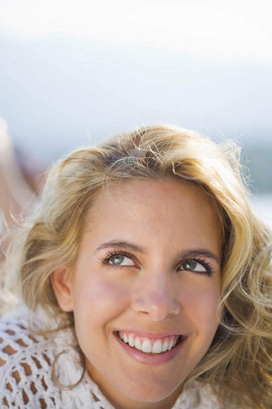 西方人,脸,头,脸颊,一个人,游泳池,笑,微笑,露齿笑,竖图,室外,特写,白天,正面,毛衣,水,欧洲,欧洲人,仅一个年轻女性,仅一个女性,仅一个人,阴影,光线,影子,水池,水面,注视,泳池,阳光,观察,看,趴着,金色,观看,察看,关注,翘起,线衫,年轻女性,女人,女性,白种人,头部,长发,卷发,脸部,脸蛋,面部,趴,半身,彩图,绒衣,套衫,套头毛衣,线衣