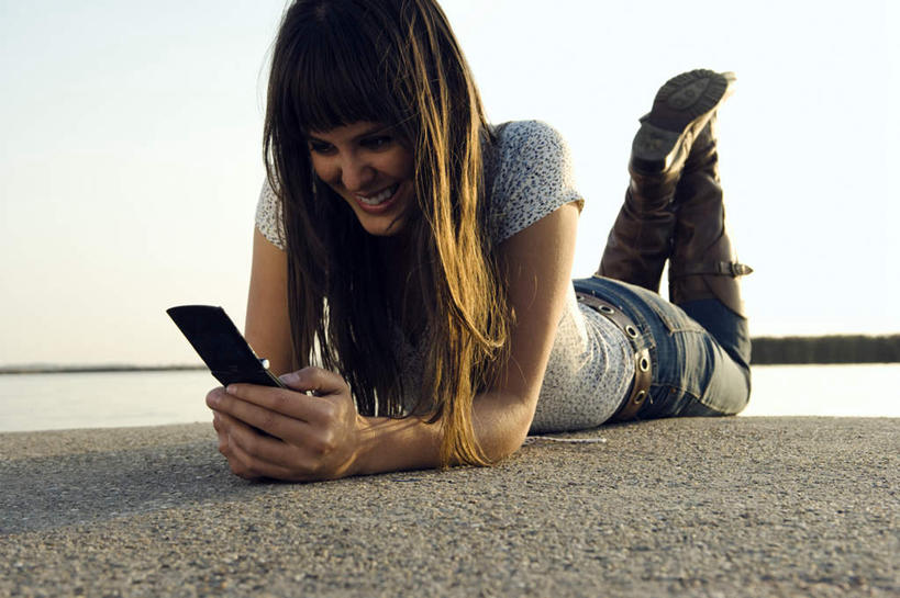 西方人,一个人,笑,打电话,微笑,露齿笑,横图,室外,白天,正面,湖,湖泊,水,电话,手机,欧洲,欧洲人,仅一个年轻女性,仅一个女性,仅一个人,握,阴影,服装,光线,影子,湖面,水流,水面,拿,拿着,注视,休闲装,通讯设备,衣服,蓝色,倒影,蓝天,天空,阳光,湖水,天,观察,看,趴着,休闲,休闲服,握着,服饰,晴朗,观看,察看,倒映,关注,翘起,万里无云,反照,交流,年轻女性,女人,女性,白种人,长发,直发,晴空,晴空万里,沟通,趴,通话,彩图,全身