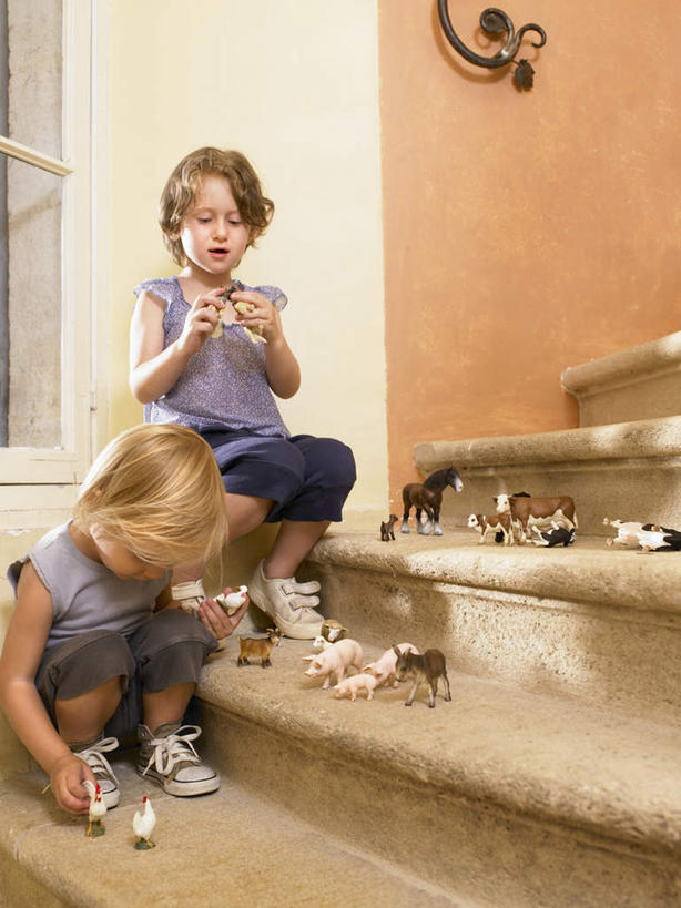 西方人,儿童,两个人,家庭,栏杆,坐,竖图,室内,白天,正面,游戏,纯洁,楼梯,玩具,欧洲,欧洲人,握,服装,扶手,阶梯,墙,拿,玩,拿着,注视,休闲装,娱乐,护栏,墙壁,墙面,台阶,扮演,小孩,衣服,低头,观察,看,休闲,温暖,温馨,一家人,休闲服,橙色,可爱,童年,童趣,益智,握着,服饰,观看,活动,和睦,察看,发泄,关注,消遣,智力,角色扮演,童真,烂漫,无邪,宣泄,过家家,扮家家酒,天真,女孩,女人,女性,白种人,玩耍,嬉戏,坐着,半身,彩图,融洽,女生