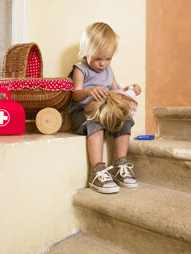 西方人,儿童,一个人,坐,竖图,室内,白天,正面,纯洁,安全,楼梯,欧洲,欧洲人,仅一个女性,仅一个人,握,服装,阶梯,墙,拿,拿着,注视,休闲装,墙壁,墙面,台阶,小孩,衣服,黄色,听诊器,低头,观察,看,仅一个小孩,休闲,舒服,休闲服,可爱,童年,童趣,握着,服饰,婴儿用品,观看,婴儿床,保护,察看,医疗设备,舒适,关注,摇篮,医疗器械,医疗工具,童真,烂漫,无邪,检测工具,婴儿卧具,天真,女孩,女人,女性,白种人,孩子,坐着,彩图,全身,女生