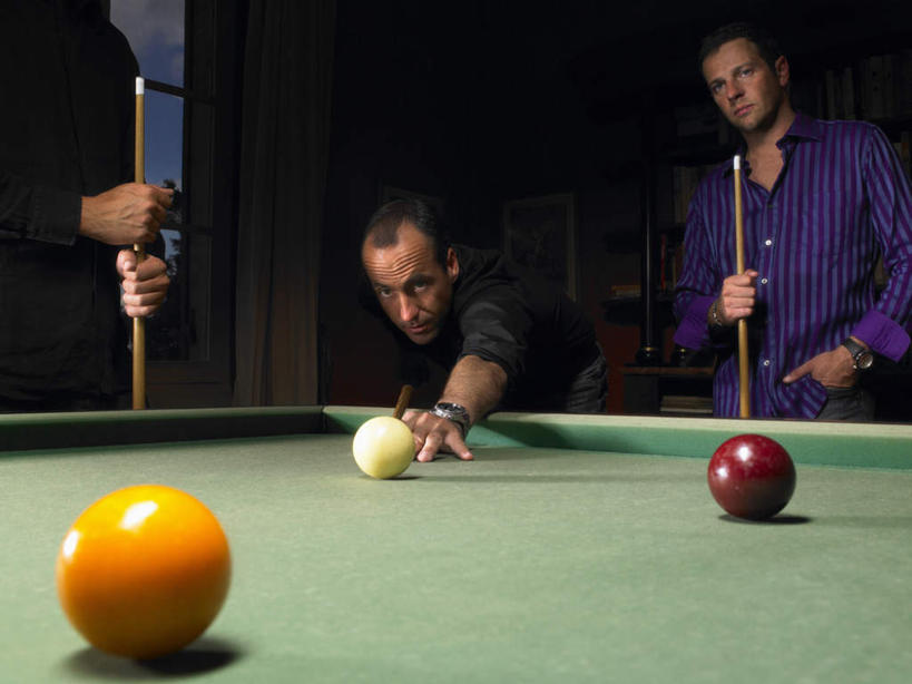 西方人,三个人,伙伴,朋友,站,横图,室内,夜晚,正面,友谊,台球,窗户,欧洲,欧洲人,弯腰,握,撞球,阴影,服装,光线,球杆,影子,墙,灯光,拿,拿着,注视,休闲装,运动器械,玻璃窗,墙壁,墙面,彩球,衣服,观察,看,站着,休闲,休闲服,健身器械,握着,服饰,观看,察看,台球桌,关注,对准,瞄准,健身器材,斯诺克,弯身,斯诺克球,斯诺克台球,友情,桌球,男人,男性,年轻男性,中年男性,白种人,站立,半身,彩图,运动器材