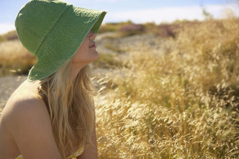 西方人,一个人,坐,横图,室外,白天,侧面,泳装,比基尼,植物,帽子,欧洲,欧洲人,仅一个年轻女性,仅一个女性,仅一个人,阴影,枯萎,朦胧,模糊,光线,影子,枯草,草,黄色,蓝色,绿色,蓝天,天空,阳光,遮阳帽,天,遮,遮掩,晴朗,渔夫帽,掩盖,遮挡,遮盖,万里无云,掩饰,年轻女性,女人,女性,白种人,晴空,晴空万里,坐着,半身,彩图,三点式,泳衣