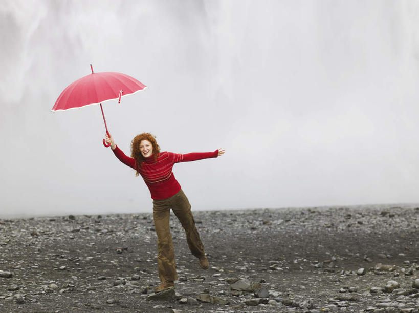 西方人,一个人,站,举,笑,微笑,露齿笑,横图,室外,白天,正面,瀑布,沙滩,水,欧洲,欧洲人,仅一个年轻女性,仅一个女性,仅一个人,一把,握,飞溅,服装,溅,伞,沙子,液体,雨伞,遮阳伞,河岸,河滩,水滴,沙地,拿,拿着,注视,休闲装,阳伞,水珠,衣服,红色,观察,看,托,站着,休闲,休闲服,连帽衫,握着,服饰,观看,察看,太阳伞,关注,喷洒,帽衫,年轻女性,女人,女性,白种人,跌水,举起,举手,举着,向上举,向上伸,向上托,站立,彩图,全身