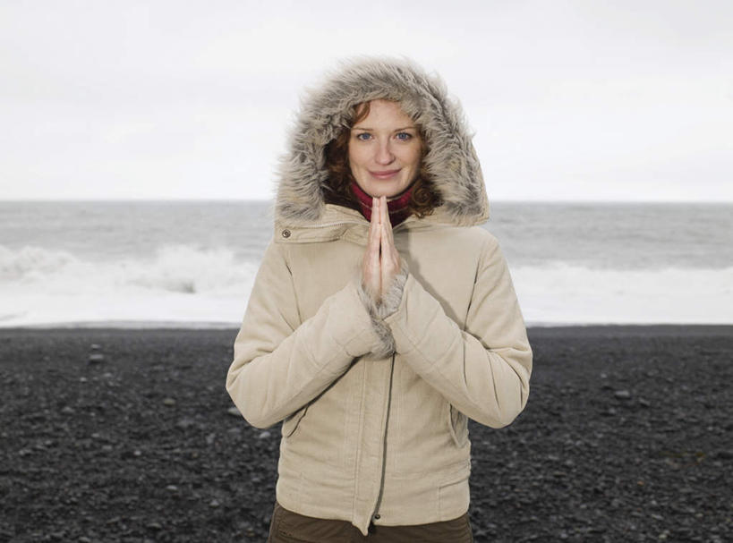 西方人,一个人,站,笑,微笑,横图,室外,白天,正面,瀑布,沙滩,水,欧洲,欧洲人,仅一个年轻女性,仅一个女性,仅一个人,飞溅,服装,溅,沙子,液体,河岸,河滩,水滴,沙地,祝福,注视,水珠,虔诚,衣服,观察,看,祈祷,双手合十,站着,温暖,服饰,观看,羽绒服,保暖,察看,御寒,关注,喷洒,感谢,合掌,合十礼,合掌礼,合十,莲华合掌,感恩,冬装,年轻女性,女人,女性,白种人,跌水,站立,半身,彩图