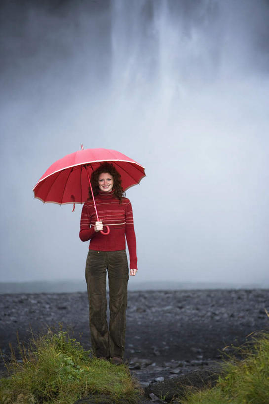 西方人,一个人,站,竖图,室外,白天,正面,毛衣,草地,草坪,瀑布,沙滩,水,植物,欧洲,欧洲人,仅一个年轻女性,仅一个女性,仅一个人,一把,握,飞溅,溅,伞,沙子,液体,雨伞,遮阳伞,河岸,河滩,水滴,沙地,拿,拿着,注视,阳伞,水珠,草,红色,绿色,观察,看,站着,握着,观看,察看,太阳伞,关注,喷洒,线衫,年轻女性,女人,女性,白种人,跌水,站立,彩图,全身,绒衣,套衫,套头毛衣,线衣