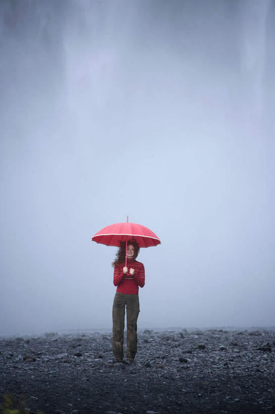 西方人,一个人,站,竖图,室外,白天,正面,毛衣,瀑布,沙滩,水,欧洲,欧洲人,仅一个年轻女性,仅一个女性,仅一个人,一把,握,飞溅,溅,伞,沙子,液体,雨伞,遮阳伞,河岸,河滩,水滴,沙地,拿,拿着,注视,阳伞,水珠,红色,观察,看,站着,握着,观看,察看,太阳伞,关注,喷洒,线衫,年轻女性,女人,女性,白种人,跌水,站立,彩图,全身,绒衣,套衫,套头毛衣,线衣