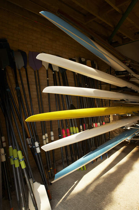 皮划艇,无人,竖图,室内,特写,白天,正面,船,静物,一排,许多,吊挂,悬挂,整齐,船桨,挂,仓库,排列,交通工具,队列,载具,彩图