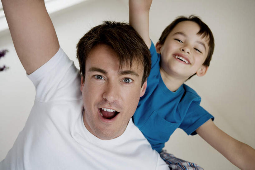 西方人,儿童,中年人,背,两个人,家庭,父亲,儿子,站,伸展双臂,笑,微笑,露齿笑,横图,室内,白天,仰视,兴奋,纯洁,卧室,欧洲,欧洲人,弯腰,服装,墙,注视,休闲装,墙壁,墙面,小孩,衣服,白色,背着,观察,看,站着,张嘴,休闲,温暖,温馨,父子,一家人,休闲服,父爱,可爱,童年,童趣,服饰,观看,和睦,察看,关注,张大嘴巴,童真,烂漫,无邪,弯身,背负,天真,男孩,男人,男性,中年男性,白种人,孩子,张开嘴,敞开双臂,伸开双臂,展开双肩,站立,张开手臂,张开双臂,半身,彩图,低角度拍摄,高兴,睡房,卧房,融洽,男生