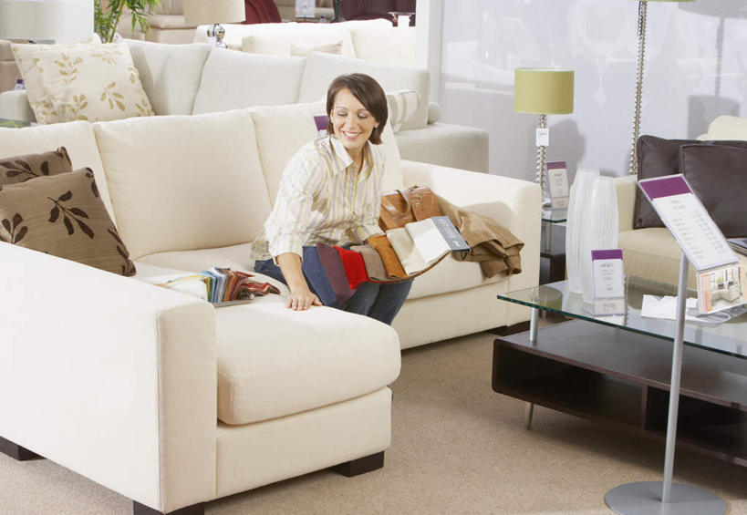 西方人,一个人,商店,坐,笑,摸,微笑,露齿笑,横图,室内,白天,正面,阅读,靠垫,沙发,桌子,照明,欧洲,欧洲人,仅一个女性,仅一个人,抚摸,握,服装,木制,灯光,靠枕,拿,茶几,拿着,注视,休闲装,商铺,灯,衣服,木制品,灯具,垫子,落地灯,枕头,观察,看,仅一个中年女性,休闲,休闲服,浏览,握着,服饰,皮夹子,钱包,观看,照亮,察看,册子,零钱包,照明设备,皮夹,关注,宣传,布艺沙发,宣传册,美观,市肆,商号,女人,女性,中年女性,白种人,触摸,接触,坐着,彩图,全身,店铺,家居店,家居生活馆,家具店,居家生活馆