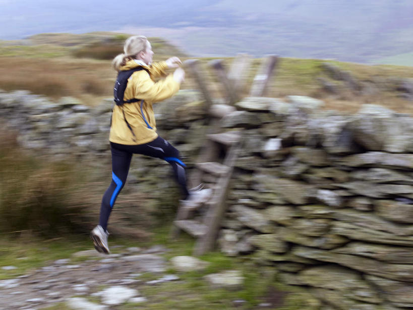 西方人,一个人,跑,攀登,横图,室外,白天,侧面,运动服,锻炼,运动,石头,山,山脉,植物,欧洲,欧洲人,仅一个年轻女性,仅一个女性,仅一个人,一排,许多,服装,枯萎,朦胧,模糊,整齐,石子,梯子,阶梯,墙,山峰,云,云朵,枯草,山峦,云彩,注视,墙壁,墙面,草,排列,衣服,黄色,蓝色,白云,蓝天,天空,群山,天,观察,看,爬,服饰,晴朗,观看,上升,察看,衣着,穿着,队列,关注,人字梯,登高,衣饰,体育,年轻女性,女人,女性,白种人,石块,岩石,晴空,攀爬,跑步,彩图,全身,健身,运动装