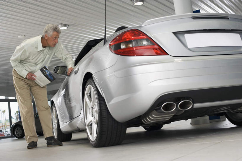 西方人,一个人,站,横图,室内,白天,仰视,阅读,汽车,照明,欧洲,欧洲人,仅一个男性,仅一个人,仅一个中年男性,一辆,弯腰,握,服装,灯光,拿,拿着,注视,休闲装,车,灯,衣服,灯具,交通工具,轿车,观察,看,站着,休闲,休闲服,警示,浏览,握着,服饰,观看,车灯,尾灯,照亮,提醒,察看,册子,照明设备,关注,提示,载具,宣传,宣传册,弯身,美观,男人,男性,中年男性,白种人,站立,彩图,低角度拍摄,全身