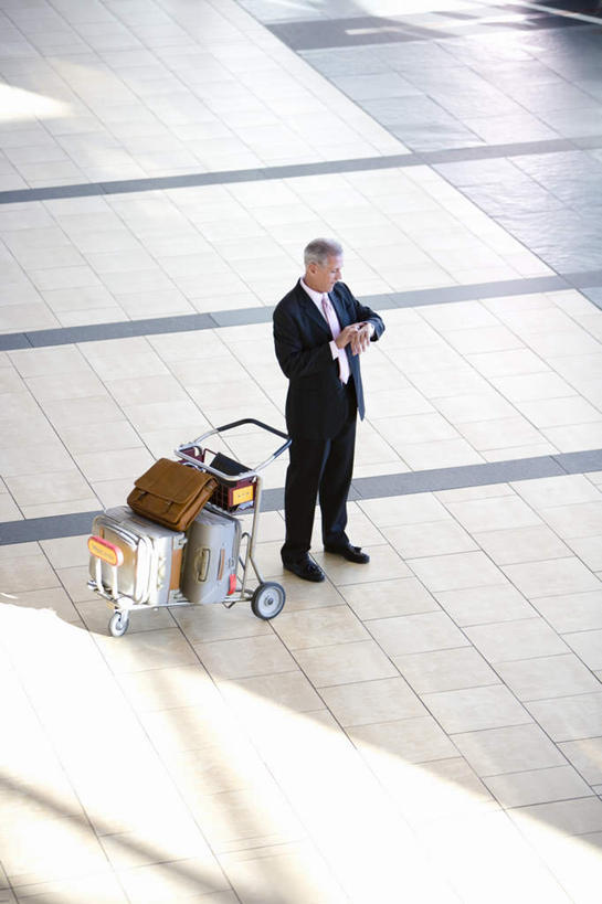 西方人,一个人,商务人士,商务男性,机场,站,竖图,俯视,室内,白天,衬衫,飞机场,欧洲,欧洲人,仅一个男性,仅一个人,套装,服装,拉杆箱,旅行箱,注视,休闲装,车,衣服,手推车,行李箱,箱子,交通工具,观察,看,站着,仅一个老年男性,休闲,休闲服,服饰,行李车,观看,出差,察看,关注,载具,商务装,工薪阶层,老年男性,男人,男性,白种人,白领,上班族,航空站,空港,站立,彩图,高角度拍摄,全身,衬衣,旅行,机场行李车