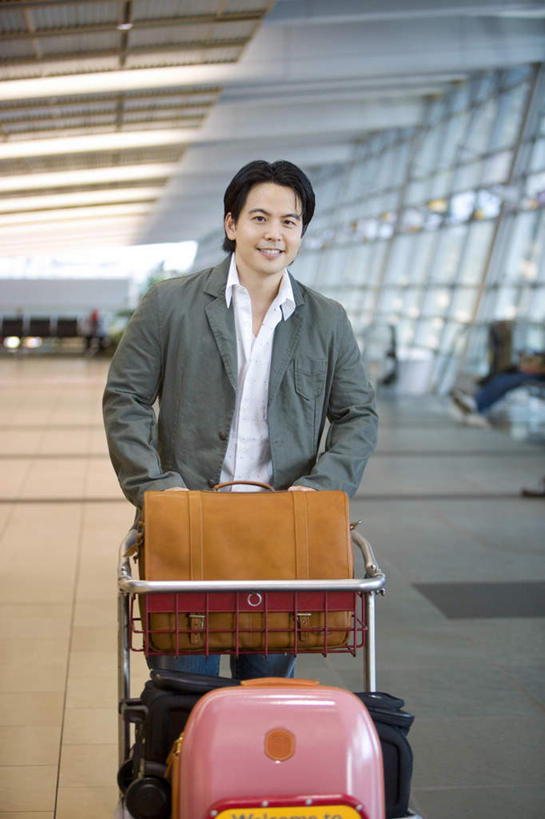 西方人,一个人,机场,走,拉,推,笑,微笑,竖图,室内,白天,正面,飞机场,欧洲,欧洲人,仅一个男性,仅一个人,仅一个中年男性,服装,拉杆箱,旅行箱,注视,休闲装,车,衣服,手推车,行李箱,箱子,交通工具,观察,看,休闲,休闲服,服饰,行李车,观看,出差,察看,关注,载具,男人,男性,中年男性,白种人,航空站,空港,步行,散步,走路,半身,彩图,旅行,机场行李车