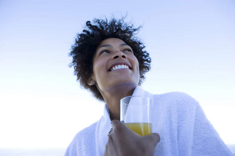 果汁,西方人,一个人,站,笑,微笑,露齿笑,横图,室外,白天,仰视,浴袍,柑橘,杯子,欧洲,非洲,黑人,欧洲人,仅一个女性,仅一个人,握,橙汁,饮品,拿,拿着,注视,玻璃制品,饮料,蓝色,蓝天,天空,水杯,天,观察,看,站着,仅一个中年女性,握着,晴朗,观看,察看,关注,可口,万里无云,适口,女人,女性,中年女性,非洲人,玻璃杯,晴空,晴空万里,橘子,桔子,橙子,橙,站立,半身,彩图,低角度拍摄,汤帷子,浴衣