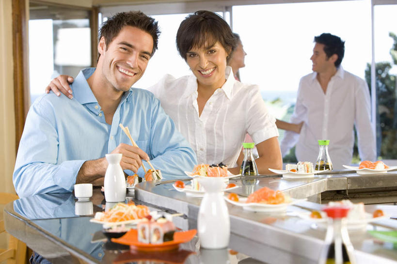 米饭,寿司,西方人,四个人,家庭,夫妻,伙伴,朋友,餐厅,站,坐,笑,搬运,微笑,露齿笑,横图,室内,白天,正面,爱情,烹饪,友谊,窗户,筷子,落地窗,桌面,桌子,餐具,欧洲,欧洲人,握,服装,朦胧,模糊,传输,木制,碟子,盘,陶瓷,墙,日本料理,料理,食品,陶瓷制品,饭,浪漫,拿,拿着,注视,休闲装,文化,传统,菜肴,美食,玻璃窗,墙壁,墙面,食物,衣服,盘子,木制品,瓶子,容器,碟,碗,日式料理,观察,看,靠,靠着,站着,休闲,日式,温暖,温馨,一家人,休闲服,恩爱,搭,握着,运输,恋人,服饰,佳肴,观看,储藏,礼节,五谷,传送带,和睦,察看,便利,传送,储存,搭着,关注,载具,醋饭,礼仪,传输带,方便,寿司店,四喜饭,友情,男人,男性,女人,女性,中年男性,中年女性,白种人,夫妇,情侣,进餐用具,站立,坐着,半身,彩图,餐馆,饭店,饭馆,回转寿司,旋转寿司,伴侣,融洽,贮存