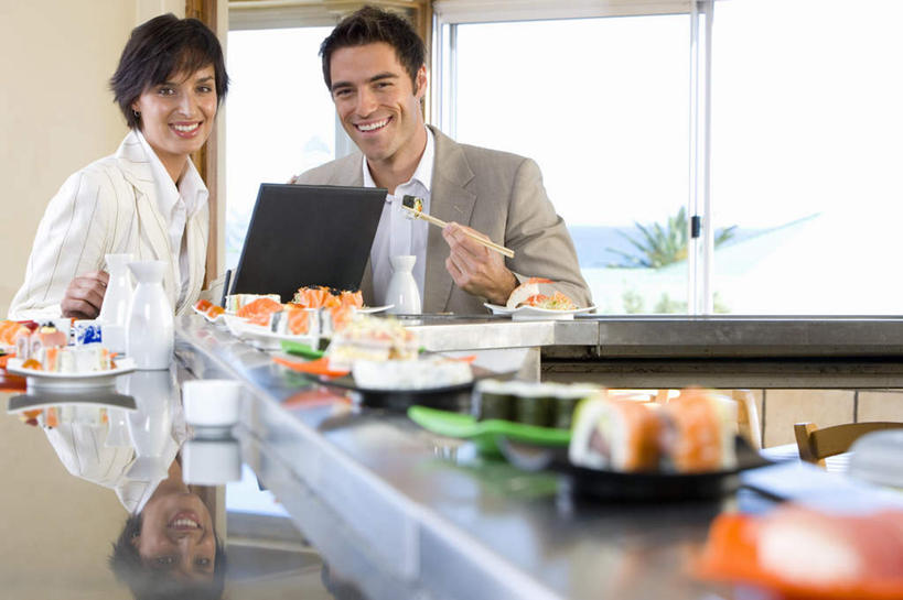 米饭,寿司,西方人,中年人,两个人,家庭,夫妻,餐厅,坐,笑,搬运,微笑,露齿笑,横图,室内,白天,正面,爱情,烹饪,电脑,笔记本电脑,窗户,筷子,落地窗,桌面,桌子,餐具,欧洲,欧洲人,握,服装,朦胧,模糊,传输,网络,木制,碟子,盘,陶瓷,墙,日本料理,料理,食品,陶瓷制品,饭,浪漫,拿,拿着,注视,休闲装,文化,通讯设备,传统,菜肴,美食,玻璃窗,墙壁,墙面,食物,衣服,黑色,盘子,木制品,瓶子,容器,碟,碗,日式料理,观察,看,休闲,日式,温暖,温馨,一家人,休闲服,恩爱,握着,运输,恋人,服饰,佳肴,观看,储藏,礼节,一台,五谷,传送带,和睦,察看,便利,无线,传送,储存,关注,载具,醋饭,礼仪,通信设备,无线网络,传输带,无线上网,便携式电脑,方便,寿司店,四喜饭,手提电脑,男人,男性,女人,女性,中年男性,中年女性,白种人,夫妇,情侣,进餐用具,坐着,半身,彩图,餐馆,饭店,饭馆,回转寿司,旋转寿司,伴侣,融洽,贮存