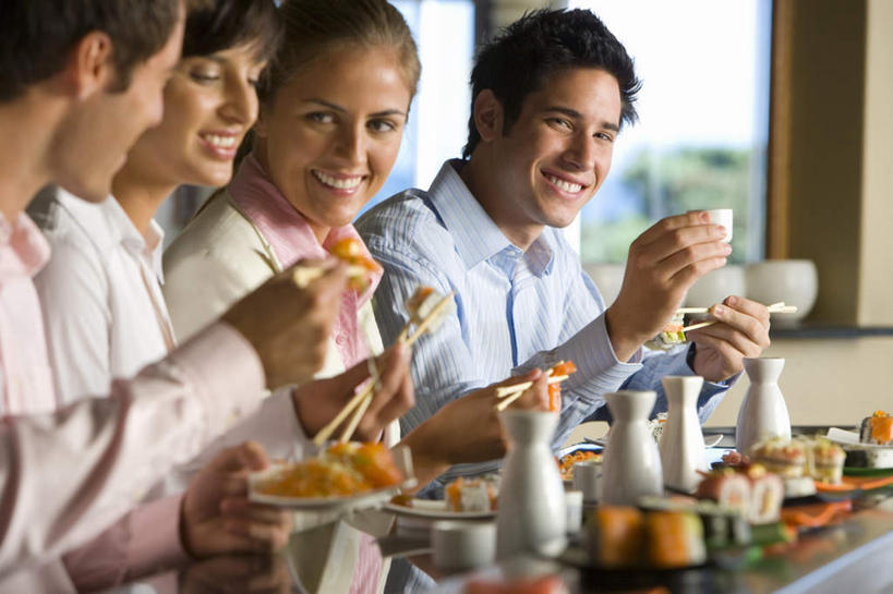 米饭,寿司,西方人,四个人,家庭,夫妻,伙伴,朋友,餐厅,坐,笑,搬运,微笑,露齿笑,横图,室内,白天,正面,爱情,烹饪,友谊,窗户,筷子,落地窗,桌面,桌子,餐具,欧洲,欧洲人,一排,握,服装,朦胧,模糊,整齐,传输,木制,碟子,盘,陶瓷,墙,日本料理,料理,食品,陶瓷制品,饭,浪漫,拿,拿着,注视,休闲装,文化,传统,菜肴,美食,玻璃窗,墙壁,墙面,食物,排列,衣服,盘子,木制品,瓶子,容器,碟,碗,日式料理,观察,看,休闲,日式,温暖,温馨,一家人,休闲服,恩爱,握着,运输,恋人,服饰,佳肴,观看,储藏,礼节,五谷,传送带,和睦,察看,便利,传送,储存,队列,关注,载具,醋饭,礼仪,传输带,方便,寿司店,四喜饭,友情,男人,男性,女人,女性,中年男性,中年女性,白种人,夫妇,情侣,进餐用具,坐着,半身,彩图,餐馆,饭店,饭馆,回转寿司,旋转寿司,伴侣,融洽,贮存