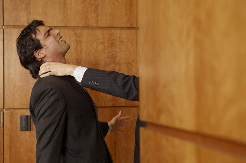 西方人,两个人,同事,商务人士,商务男性,办公室,站,闭眼,横图,室内,白天,侧面,衬衫,成功,合作,团队,集体,信心,欧洲,欧洲人,阴影,套装,反射,影子,墙,队伍,墙壁,墙面,站着,掐,领导,成就,商务装,合伙,领袖,工薪阶层,男人,男性,年轻男性,白种人,白领,上班族,闭眼睛,闭着眼,闭着眼睛,站立,半身,彩图,衬衣