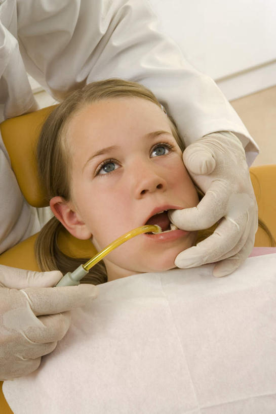 西方人,儿童,两个人,医生,病人,牙科医生,医院,躺,竖图,俯视,室内,白天,工作服,制服,纯洁,机器,欧洲,欧洲人,握,阴影,反射,医学,影子,拿,拿着,注视,设备,小孩,白色,手套,观察,看,张嘴,医护人员,医疗人员,橡胶,可爱,童年,童趣,握着,观看,察看,医疗,医疗设备,白大褂,关注,病患,医疗器械,橡胶手套,医疗工具,张大嘴巴,童真,橡胶制品,烂漫,无邪,医疗机构,牙钻,医用手套,工作制服,检测工具,卧着,天真,男人,男性,女孩,女人,女性,中年男性,白种人,孩子,大夫,患者,就医者,牙医,张开嘴,躺着,卧,半身,彩图,高角度拍摄,工作套服,病院,诊所,牙科椅,牙科治疗椅,牙椅,女生