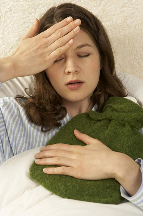 西方人,一个人,躺,闭眼,摸,竖图,室内,白天,正面,床,靠垫,袋子,欧洲,欧洲人,仅一个女性,仅一个人,抚摸,握,服装,床单,靠枕,拿,拿着,休闲装,被子,衣服,容器,垫子,枕头,仅一个中年女性,休闲,休闲服,橡胶,握着,服饰,单人床,储藏,被单,热水袋,储存,橡胶制品,暖水袋,卧着,女人,女性,中年女性,白种人,闭眼睛,闭着眼,闭着眼睛,触摸,接触,躺着,卧,半身,彩图,贮存