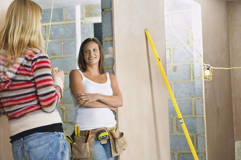 西方人,背部,两个人,伙伴,朋友,站,笑,双手交叉,微笑,露齿笑,横图,室内,白天,正面,友谊,装修,建筑,欧洲,欧洲人,敲打,阴影,服装,反射,测量,锤子,工具,榔头,影子,刻度,墙,注视,休闲装,相视,墙壁,墙面,衣服,尺,观察,看,站着,休闲,面对面,休闲服,垂直,服饰,观看,测量工具,水平仪,对视,水平,五金,尺子,察看,双手抱胸,互视,变形,紧固,关注,矫正,相对,塑形,水平尺,水准仪,相看,量具,量仪,水平仪器,牢固,友情,女人,女性,中年女性,白种人,站立,半身,彩图