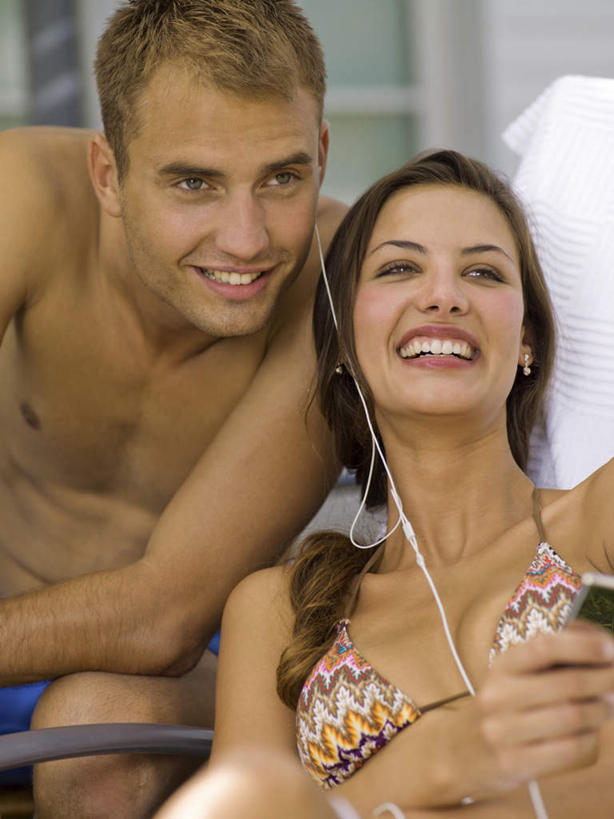 西方人,两个人,坐,躺,笑,微笑,露齿笑,竖图,室外,白天,正面,泳装,比基尼,爱情,陶醉,快乐,满意,幸福,椅子,欧洲,欧洲人,握,躺椅,音响,浪漫,音乐,拿,听,音乐播放器,拿着,注视,娱乐,耳机,随身听,观察,看,享受,休闲,温暖,温馨,恩爱,放松,握着,恋人,观看,沙滩椅,和睦,察看,舒适,享乐,关注,MP4播放器,卧着,男人,男性,年轻男性,年轻女性,女人,女性,白种人,情侣,躺着,卧,坐着,半身,彩图,三点式,泳衣,伴侣,融洽,播放器,沉醉