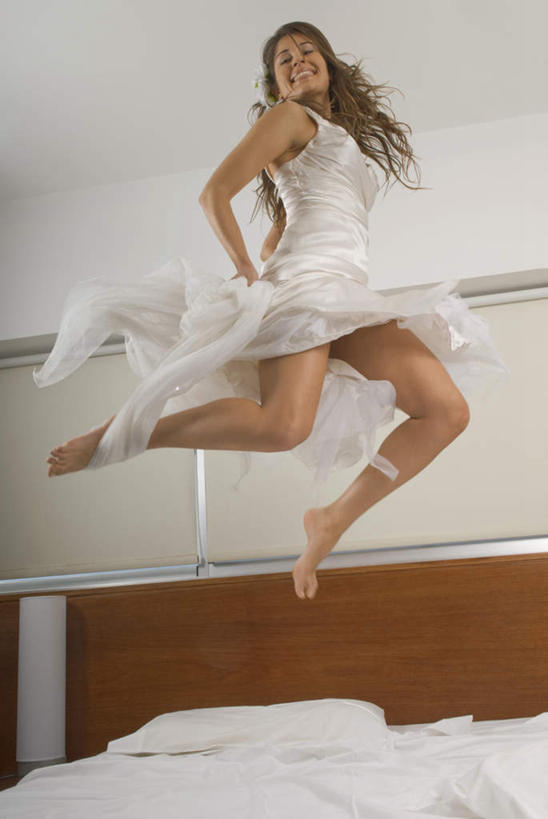 西方人,一个人,新娘,跳,竖图,室内,白天,仰视,婚纱,婚礼,快乐,床,卧室,欧洲,欧洲人,仅一个年轻女性,仅一个女性,仅一个人,庆祝,双人床,床单,半空,结婚,注视,被子,观察,看,喜庆,观看,纪念,察看,被单,关注,年轻女性,女人,女性,白种人,跳跃,彩图,低角度拍摄,全身,婚礼服,礼服,高兴,睡房,卧房