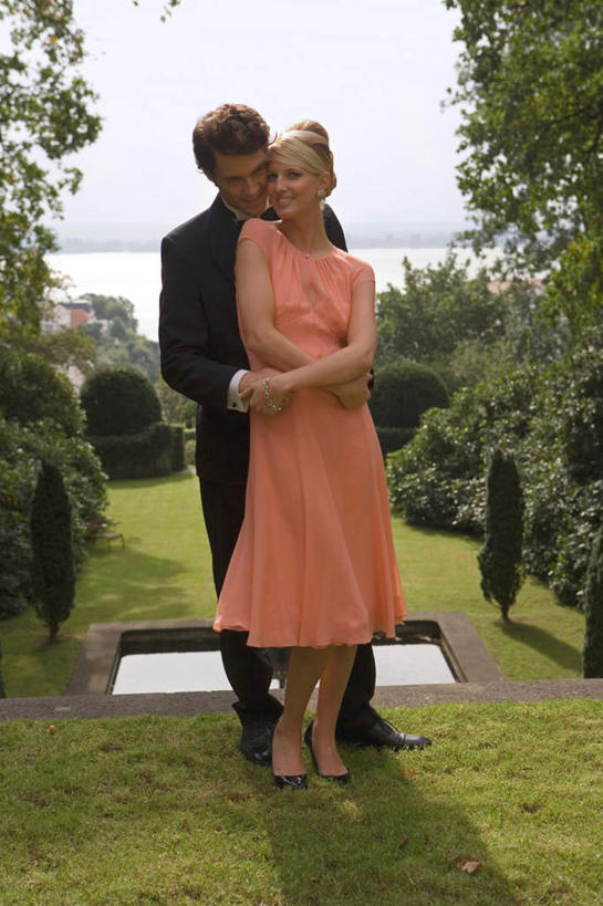 西方人,两个人,站,抱,笑,微笑,竖图,室外,白天,正面,裙子,西装,爱情,草地,草坪,植物,楼梯,喷泉,欧洲,欧洲人,阴影,连衣裙,套装,正装,光线,领结,影子,阶梯,景观,橘红色,浪漫,注视,文化,台阶,草,树,树木,绿色,天空,阳光,自然,天,观察,看,品味,站着,温暖,温馨,恩爱,恋人,生长,成长,抱着,观看,和睦,察看,搂着,象征,庄重,关注,水景,身份,美观,正式,地位,男人,男性,年轻男性,年轻女性,女人,女性,白种人,情侣,设计,搂,搂抱,站立,彩图,全身,伴侣,融洽