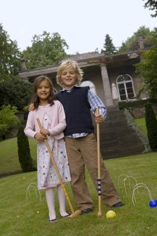 西方人,儿童,两个人,家庭,兄弟,姐妹,家,站,笑,微笑,露齿笑,竖图,室外,白天,正面,衬衫,裙子,草地,草坪,植物,楼梯,欧洲,欧洲人,握,连衣裙,房屋,阶梯,屋子,拿,拿着,注视,运动器械,楼房,台阶,住宅,草,树,树木,小孩,绿色,天空,自然,天,观察,看,站着,温暖,温馨,一家人,健身器械,握着,生长,成长,观看,马甲,和睦,察看,关注,健身器材,槌球,门球,男孩,男人,男性,女孩,女人,女性,白种人,站立,彩图,全身,衬衣,房子,融洽,运动器材,男生,女生