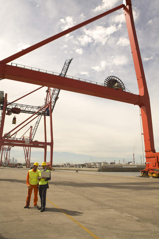 西方人,商务人士,工程师,建筑工人,建筑师,商务男性,工厂,码头,站,竖图,室外,白天,正面,工作服,衬衫,制服,港口,帽子,欧洲,欧洲人,阴影,套装,光线,钢材,头盔,影子,支架,云,云朵,地面,云彩,注视,红色,蓝色,白云,蓝天,天空,阳光,安全帽,天,观察,看,站着,晴朗,观看,支撑,察看,关注,商务装,工薪阶层,工作制服,白种人,白领,上班族,晴空,技师,建筑工,建筑设计师,站立,彩图,全身,衬衣,工作套服,摆渡口,埠头,渡口,渡头,港湾,工地,海港,货运码头,口岸,商港,制造厂,船厂