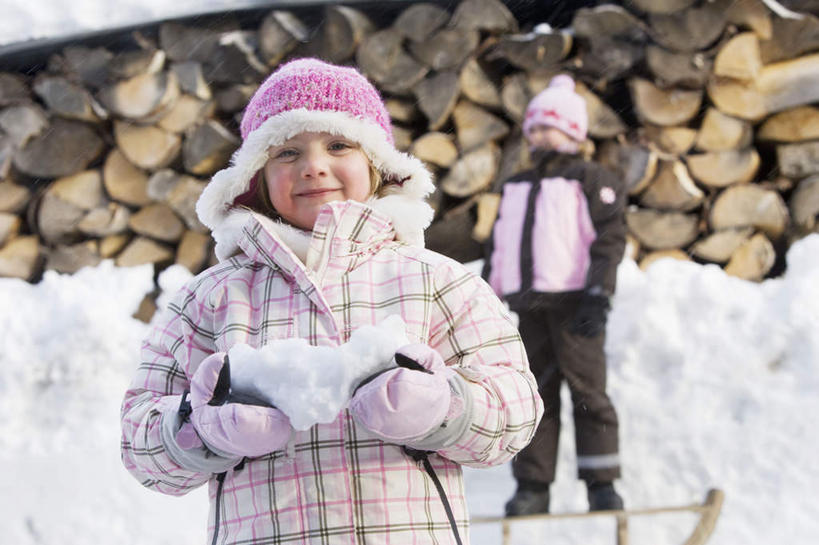 西方人,儿童,两个人,家庭,姐妹,站,横图,室外,白天,正面,纯洁,雪,大雪,帽子,欧洲,欧洲人,一堆,许多,堆叠,堆积,服装,木材,积雪,雪景,冬季,冬天,注视,车,木柴,小孩,衣服,交通工具,观察,看,站着,温暖,温馨,一家人,棉衣,寒冷,可爱,童年,童趣,服饰,木料,观看,堆,保暖,雪橇,和睦,察看,御寒,关注,载具,雪橇车,童真,烂漫,无邪,棉袄,编织帽,严寒,柴禾,棉服,冬装,天真,女孩,女人,女性,白种人,站立,半身,彩图,袄子,棉被服,融洽,女生