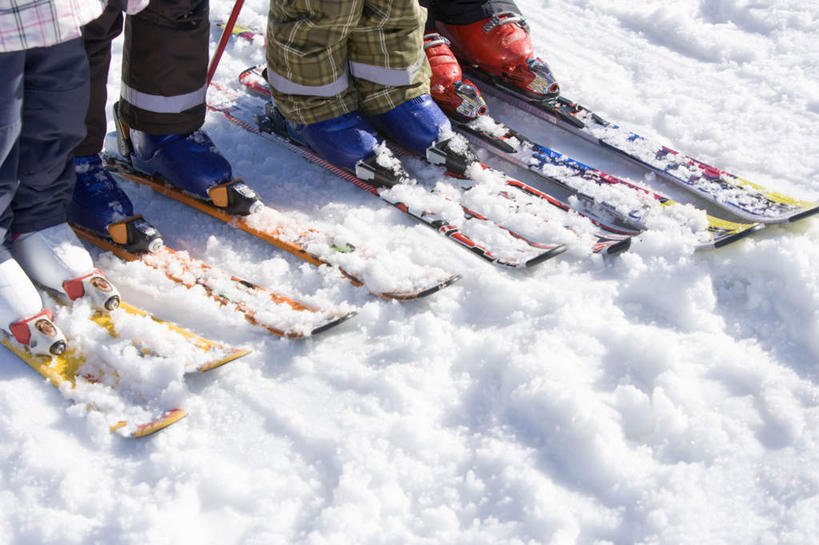 西方人,儿童,中年人,四个人,家庭,母亲,女儿,儿子,站,横图,俯视,室外,白天,纯洁,雪,大雪,欧洲,欧洲人,一排,阴影,整齐,光线,工具,器材,影子,积雪,雪景,冬季,冬天,运动器械,排列,小孩,阳光,站着,温暖,温馨,母女,母子,一家人,器械,健身器械,寒冷,可爱,母爱,童年,童趣,拐杖,滑雪板,滑雪鞋,滑雪杖,和睦,队列,健身器材,滑雪装备,童真,烂漫,无邪,严寒,辅助设备,天真,男孩,男人,男性,女孩,女人,女性,中年女性,白种人,孩子,站立,半身,彩图,高角度拍摄,融洽,运动器材,男生,女生