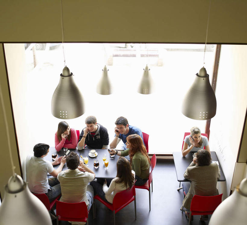 果汁,西方人,伙伴,朋友,坐,笑,说,微笑,露齿笑,横图,俯视,室内,白天,聚会,讨论,友谊,餐桌,窗户,落地窗,桌面,桌子,杯子,椅子,照明,欧洲,欧洲人,撑,服装,灯光,饮品,许多人,托腮,注视,休闲装,吊灯,玻璃窗,玻璃制品,灯,饮料,衣服,红色,水杯,灯具,观察,看,托,一群人,休闲,休闲服,服饰,餐台,观看,照亮,察看,照明设备,关注,可口,托下巴,咖啡店,咖啡屋,适口,交流,友情,男人,男性,年轻男性,年轻女性,女人,女性,白种人,玻璃杯,沟通,讲话,交谈,商讨,说话,谈话,坐着,半身,彩图,高角度拍摄,咖啡馆