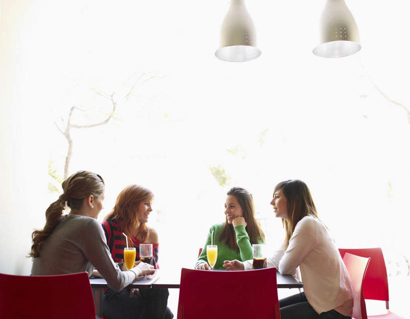 果汁,西方人,背部,四个人,伙伴,朋友,坐,笑,说,微笑,露齿笑,横图,室内,白天,正面,聚会,讨论,友谊,餐桌,窗户,落地窗,桌面,桌子,杯子,椅子,照明,欧洲,欧洲人,撑,服装,灯光,饮品,托腮,注视,休闲装,吊灯,玻璃窗,玻璃制品,灯,饮料,衣服,红色,水杯,灯具,观察,看,托,休闲,休闲服,服饰,餐台,观看,照亮,察看,照明设备,关注,可口,托下巴,咖啡店,咖啡屋,适口,交流,友情,年轻女性,女人,女性,白种人,玻璃杯,沟通,讲话,交谈,商讨,说话,谈话,坐着,半身,彩图,咖啡馆