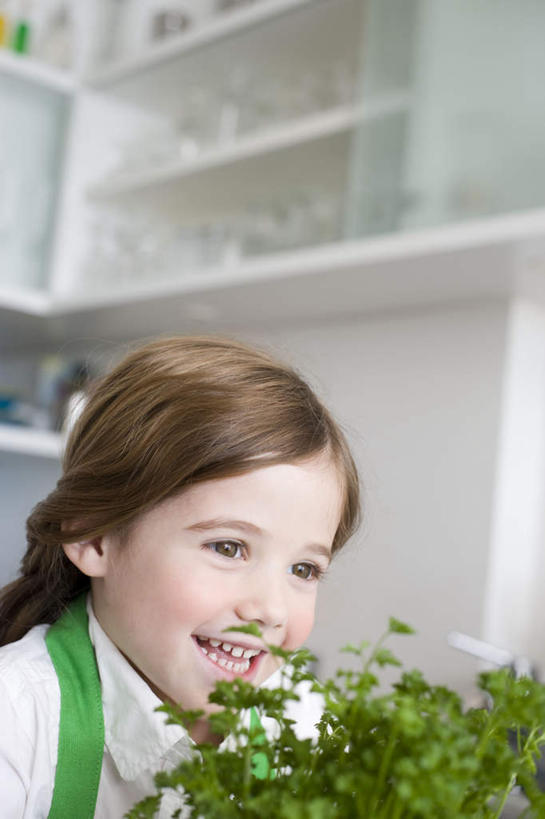 西方人,儿童,一个人,站,笑,微笑,露齿笑,竖图,室内,白天,正面,衬衫,纯洁,植物,厨房,柜子,花盆,欧洲,欧洲人,仅一个女性,仅一个人,盆栽,围裙,棕色,盆景,注视,小孩,绿色,自然,橱柜,香草,观察,看,站着,仅一个小孩,可爱,童年,童趣,生长,成长,观看,迷迭香,察看,关注,童真,烂漫,无邪,海洋之露,芳香植物,天真,女孩,女人,女性,白种人,孩子,长发,卷发,站立,半身,彩图,衬衣,灶间,女生