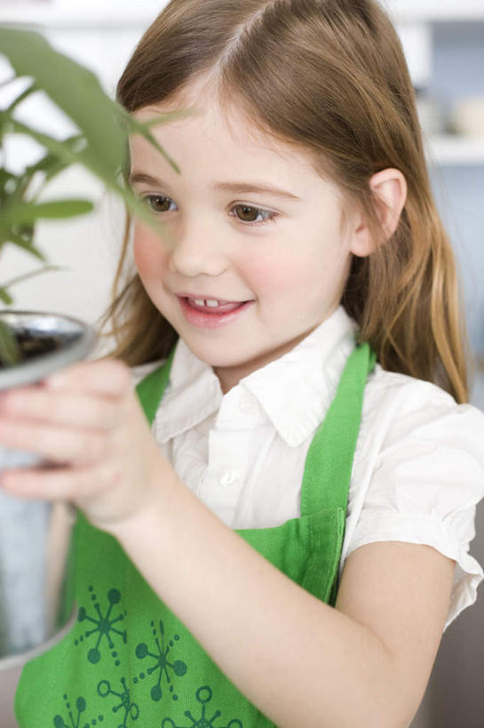 西方人,儿童,一个人,站,捧,笑,微笑,露齿笑,竖图,室内,白天,正面,衬衫,纯洁,植物,厨房,花盆,欧洲,欧洲人,仅一个女性,仅一个人,盆栽,围裙,棕色,盆景,注视,小孩,绿色,自然,香草,观察,看,站着,仅一个小孩,可爱,童年,童趣,生长,成长,观看,迷迭香,察看,关注,童真,烂漫,无邪,海洋之露,芳香植物,天真,女孩,女人,女性,白种人,孩子,长发,卷发,端,端着,捧着,手捧,站立,半身,彩图,衬衣,灶间,女生