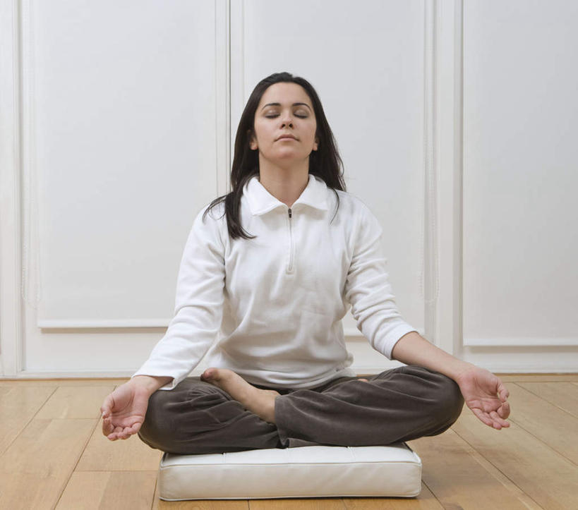 西方人,一个人,坐,闭眼,盘腿,横图,室内,白天,正面,锻炼,瑜伽,运动,地板,欧洲,欧洲人,仅一个年轻女性,仅一个女性,仅一个人,服装,毯子,墙,棕色,地面,休闲装,光脚,木地板,墙壁,墙面,衣服,白色,垫子,休闲,赤脚,休闲服,养生,服饰,莲花式,海绵垫,体操垫,体育,年轻女性,女人,女性,白种人,长发,闭眼睛,闭着眼,闭着眼睛,盘腿而坐,盘膝,盘着腿的,盘着腿坐,双腿交叉,坐着,彩图,全身,健身