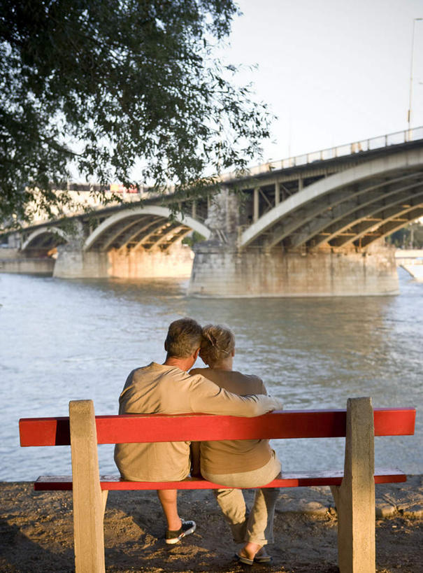 西方人,老年人,两个人,家庭,夫妻,坐,抱,竖图,室外,白天,爱情,河流,水,植物,大桥,立交桥,桥梁,椅子,照明,欧洲,欧洲人,阴影,服装,光线,影子,木椅,河水,水流,高架,斜拉桥,桥,灯光,浪漫,注视,休闲装,灯,树,树木,背面,衣服,蓝色,绿色,蓝天,天空,阳光,自然,灯具,天,观察,看,休闲,温暖,温馨,一家人,休闲服,恩爱,恋人,服饰,生长,晴朗,成长,抱着,观看,照亮,和睦,察看,搂着,照明设备,关注,万里无云,应急灯,老年男性,老年女性,男人,男性,女人,女性,白种人,夫妇,情侣,晴空,晴空万里,搂,搂抱,坐着,彩图,全身,伴侣,融洽