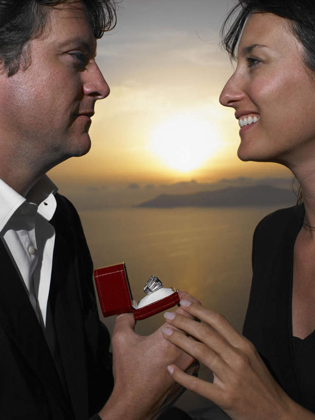 西方人,中年人,两个人,家庭,夫妻,坐,竖图,室外,白天,侧面,裙子,西装,爱情,海浪,海洋,日落,欧洲,欧洲人,握,连衣裙,套装,正装,浪花,晚霞,霞光,云,云朵,落日,棕色,浪漫,拿,云彩,拿着,注视,首饰盒,相视,盒子,装饰品,黑色,天空,海水,黄昏,戒指,容器,饰品,首饰,天,观察,看,温暖,温馨,一家人,面对面,彩霞,恩爱,握着,恋人,观看,储藏,对视,求婚,盘发,信物,和睦,察看,互视,权利,储存,关注,相对,海景,相看,手饰,夕照,男人,男性,女人,女性,中年男性,中年女性,白种人,夫妇,情侣,大海,风浪,海,海水的波动,近岸浪,涌浪,夕阳,坐着,半身,彩图,伴侣,融洽,贮存,斜阳