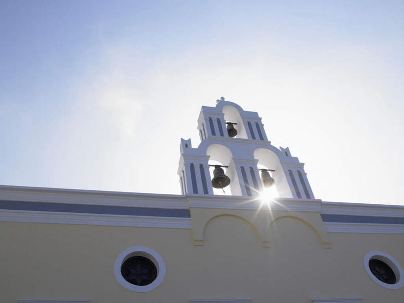 无人,教堂,横图,室外,白天,仰视,旅游,度假,标志建筑,地标,建筑,希腊,欧洲,阴影,节日,光线,影子,墙,云,云朵,云彩,文化,娱乐,建设,墙壁,墙面,祈愿,蓝色,白云,蓝天,天空,阳光,天,祈祷,享受,休闲,健康,旅游胜地,放松,许愿,宗教,信仰,晴朗,纪念,祈求,信号,基克拉迪群岛,圣托里尼岛,报时,信念,希腊共和国,召集,基克拉泽斯群岛,鸣钟,平安,钟,晴空,彩图,低角度拍摄,眩光,大教堂,礼拜堂